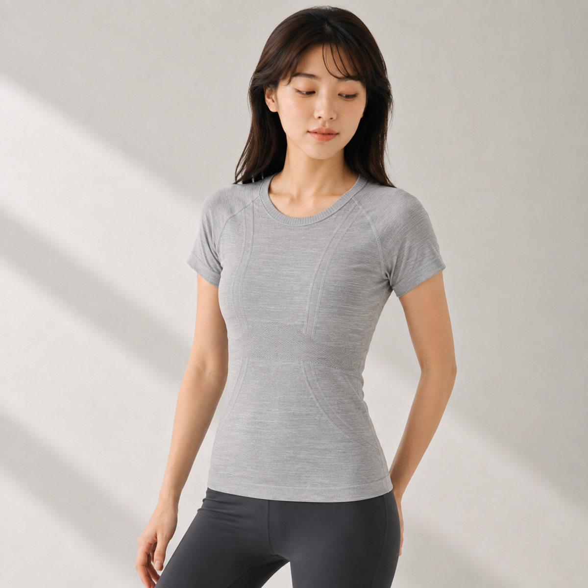 Velvet model | Seamless Sculpt Yoga Tee | Grey | seamless-sculpt-yoga-tee-grey-front-v4-1x1.png 主圖